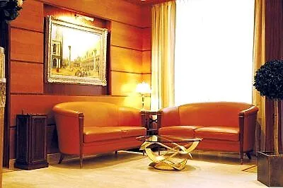 Le Square Hotel